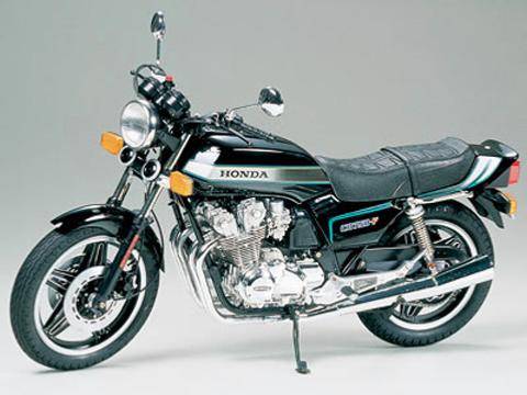 Acheter la maquette 1/6 Honda CB 750F Tamiya à assembler avec moteur 4 cylindres détaillé et finition réaliste