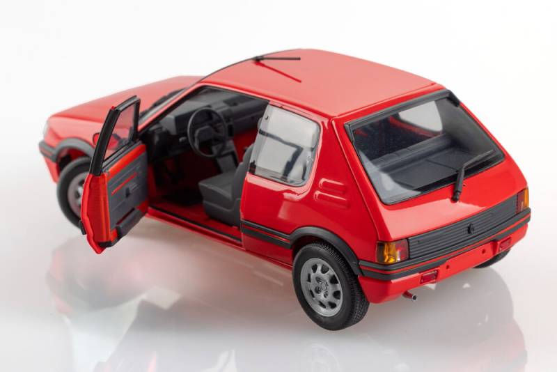 Maquette 1/24 Peugeot 205 GTI Heller 82705 à monter