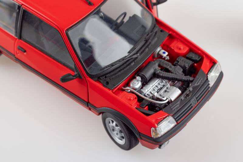 Maquette 1/24 Peugeot 205 GTI Heller 82705 à monter