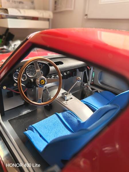 Maquette montée 1/8 Ferrari 250 GTO base Agora réalisée par maquettiste professionnel pour collection automobile haut de gamme