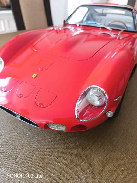 Maquette montée 1/8 Ferrari 250 GTO base Agora réalisée par maquettiste professionnel pour collection automobile haut de gamme