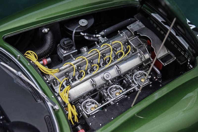 détail moteur 1/12 Aston Martin DB4 GTZ le mans 1961 kit MFH K854